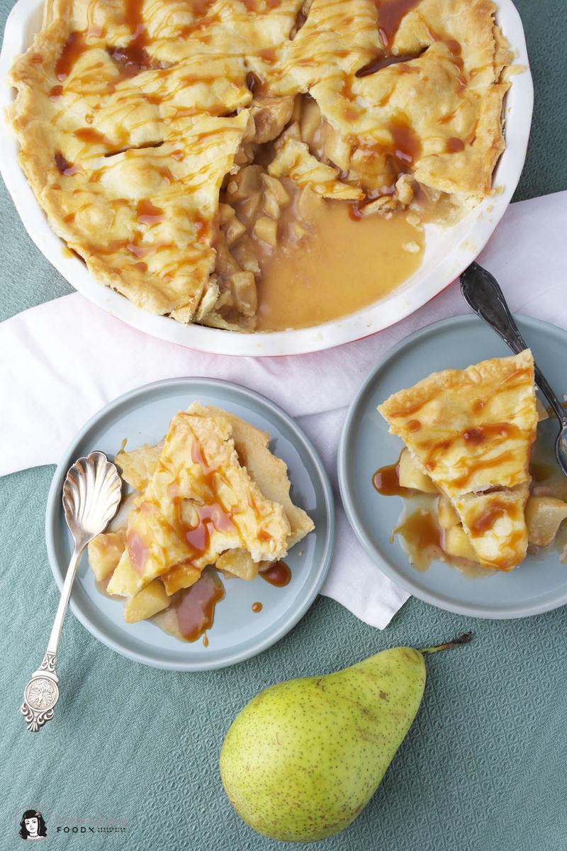 Rezeptbild: Gefüllter Birnen Salz-Karamell Kuchen
