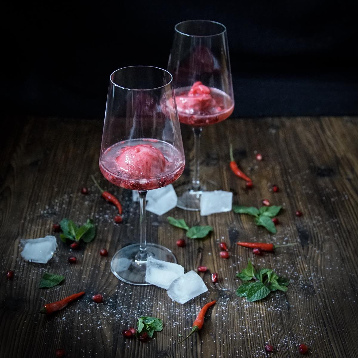 Rezeptbild: SPICY HIMBEERSORBET MIT PROSECCO UND VANILLE