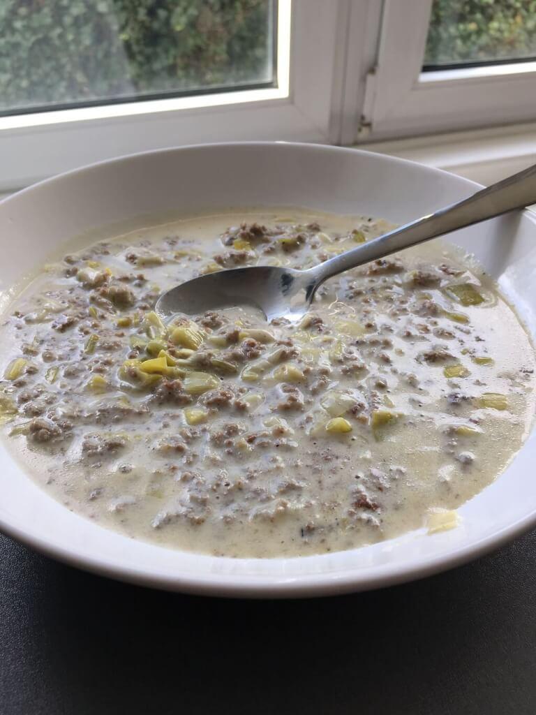 Rezeptbild: https://www.tellaboutit.de/cremige-lauch-hackfleisch-suppe/