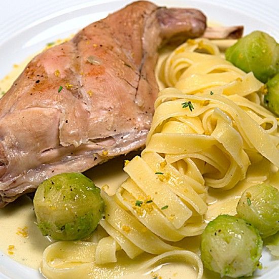 Rezeptbild: Kaninchenkeulen in Senfsauce mit Tagliatelle und Rosenkohl