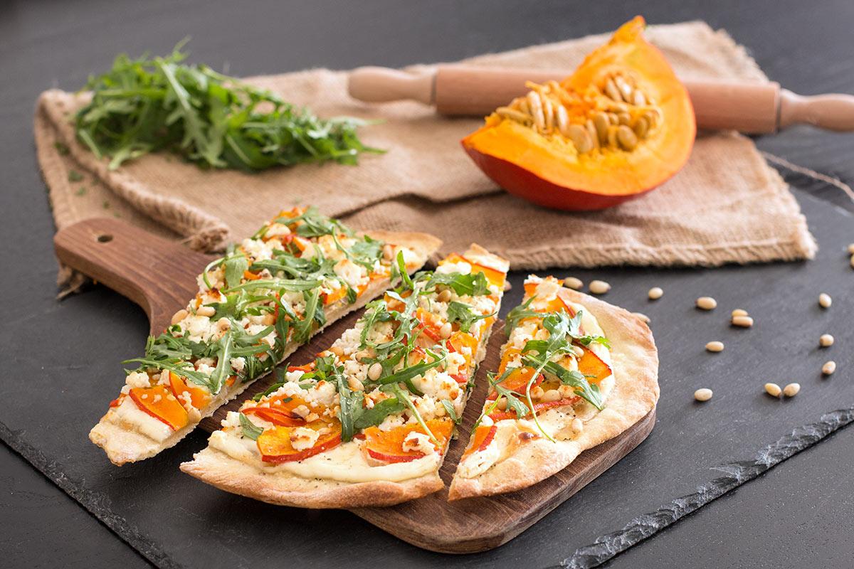 Rezeptbild: Kürbis-Flammkuchen mit Rucola, Feta und Honig