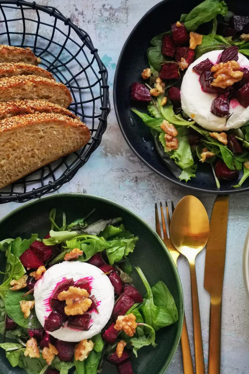 Rezeptbild: Sommersalat mit Ziegenkäse und Roter Bete aus dem Ofen