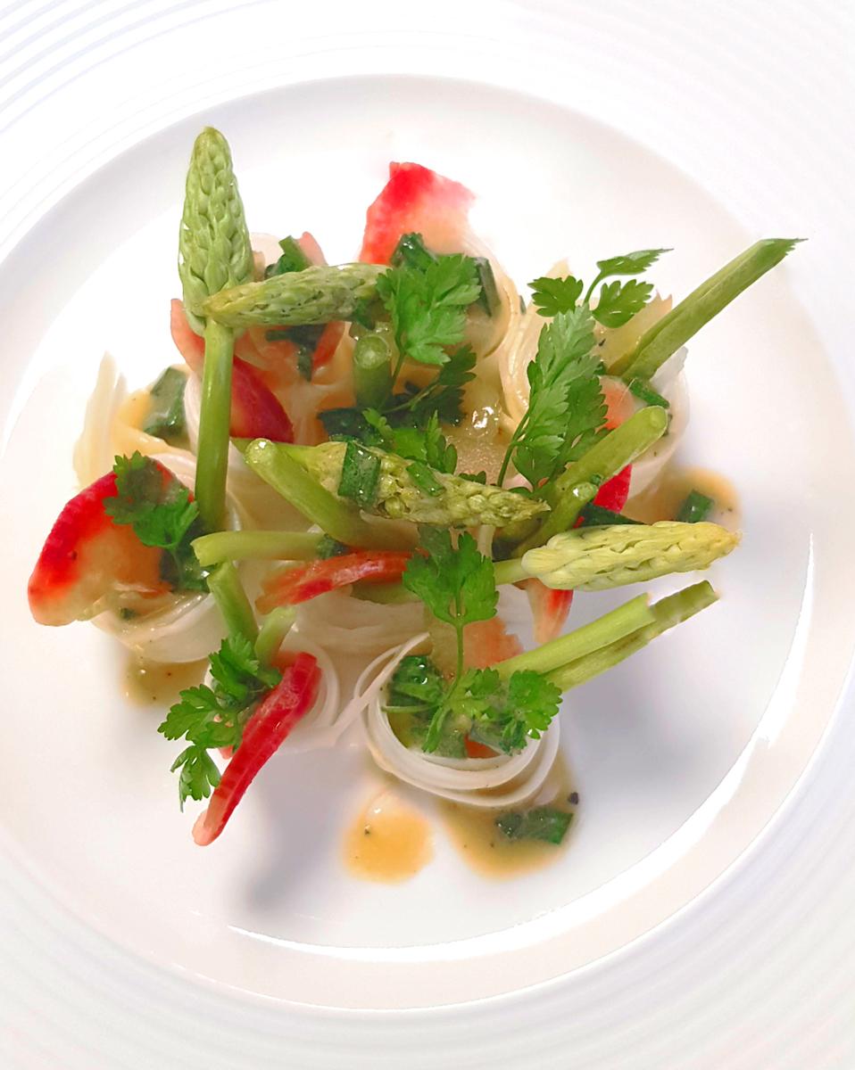 Rezeptbild: Roher Spargelsalat, Schnittlauch Vinaigrette und Rhabarber 