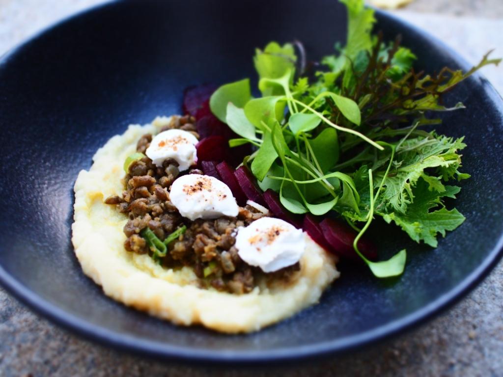 Rezeptbild: ROTE BETE MIT ALB-LINSEN, APFEL-SELLERIE-PÜREE, ZIEGENFRISCHKÄSE UND WILDKRÄUTERN