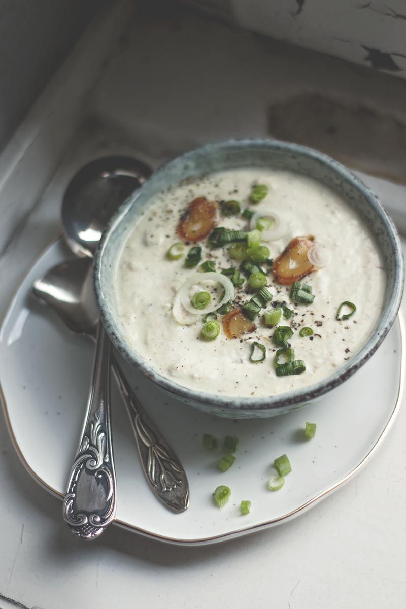 Rezeptbild: Dattel-Dip mit Knoblauch und Frühlingszwiebeln