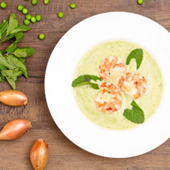 Rezeptbild: Erbsensuppe mit Garnelen und Minze
