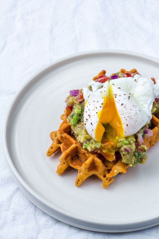 Rezeptbild: Cornbread Waffeln mit Käse, Guacamole und pochiertem Ei
