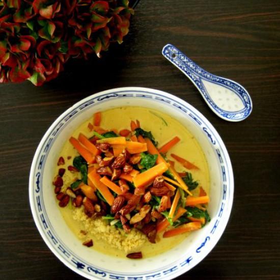 Rezeptbild: Möhren-Spinat-Wok mit Kokosmilch und Mandelkernen