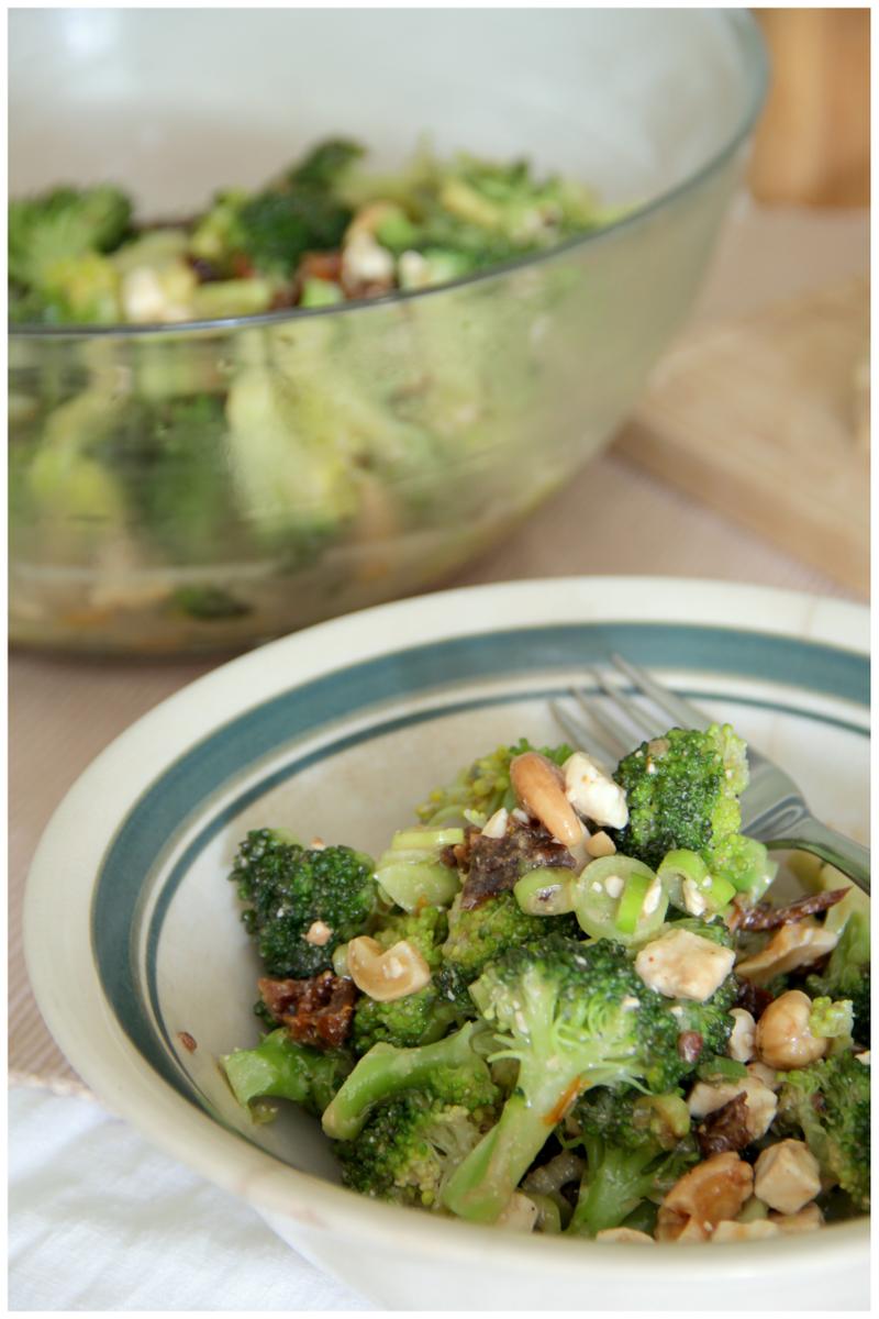 Rezeptbild: Roher Brokkolisalat mit Tomaten, Cashews und Feta