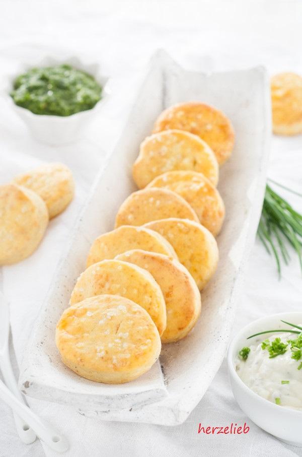 Rezeptbild: Leckere Kartoffelscones  mit Käse zum Dippen