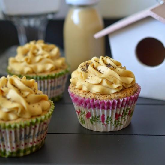Rezeptbild: Mohn-Cupcakes mit Kirschfüllung und Eierlikör-Buttercreme