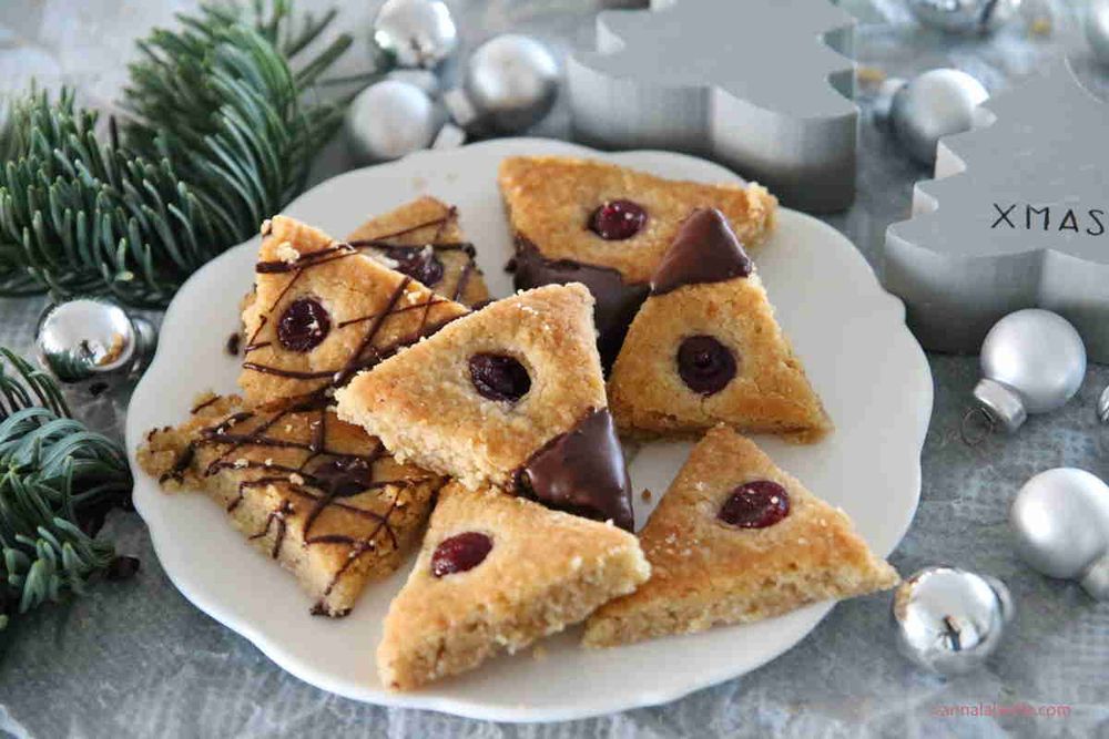 Rezeptbild:  Walnussecken mit  Johannisbeertüpfelchen