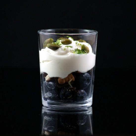 Rezeptbild: Mascarpone-Joghurt-Creme, Blaubeeren und Schokocrunch