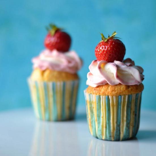 Rezeptbild: Erdbeer Cupcakes mit Erdbeercurd-Füllung