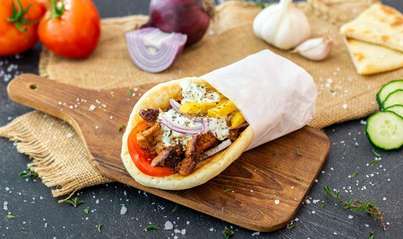Rezeptbild: Gyros-Pita mit Tzatziki und Pommes