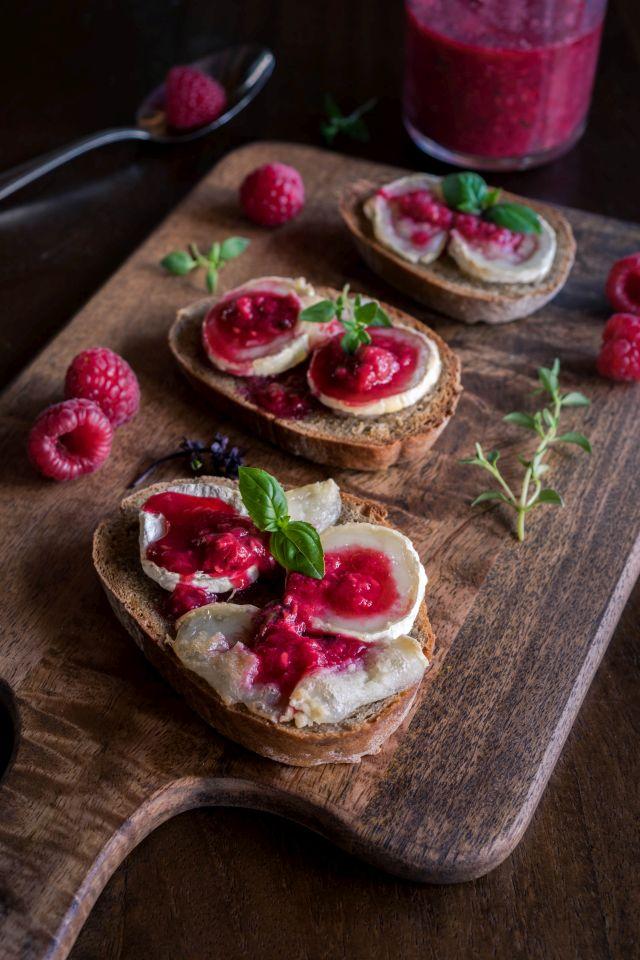 Rezeptbild: Ziegenkäse-Crostini mit Himbeeren und Thymian-Sauce