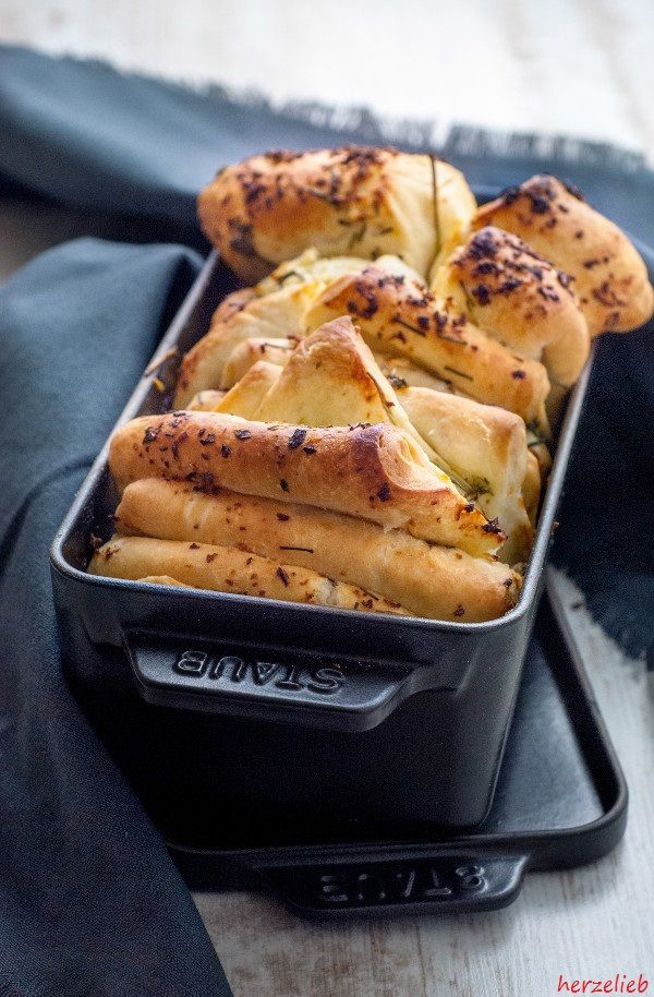 Rezeptbild: Zupfbrot mit Kräutern, Zwiebel und Knoblauch