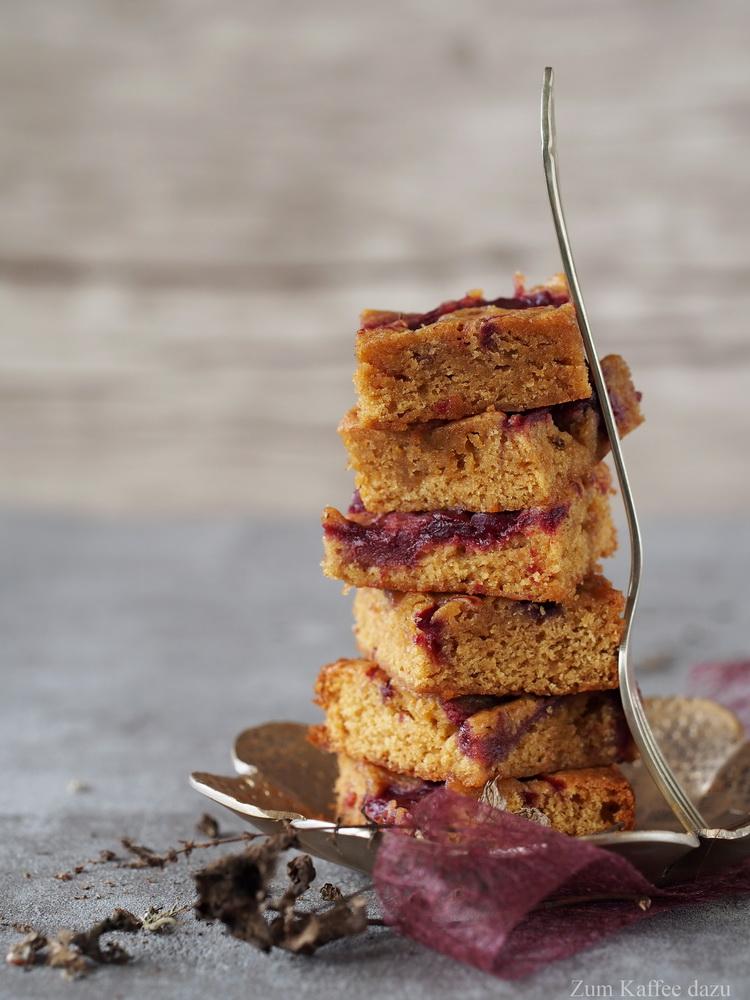 Rezeptbild: Chai-Blondies mit Kirschen