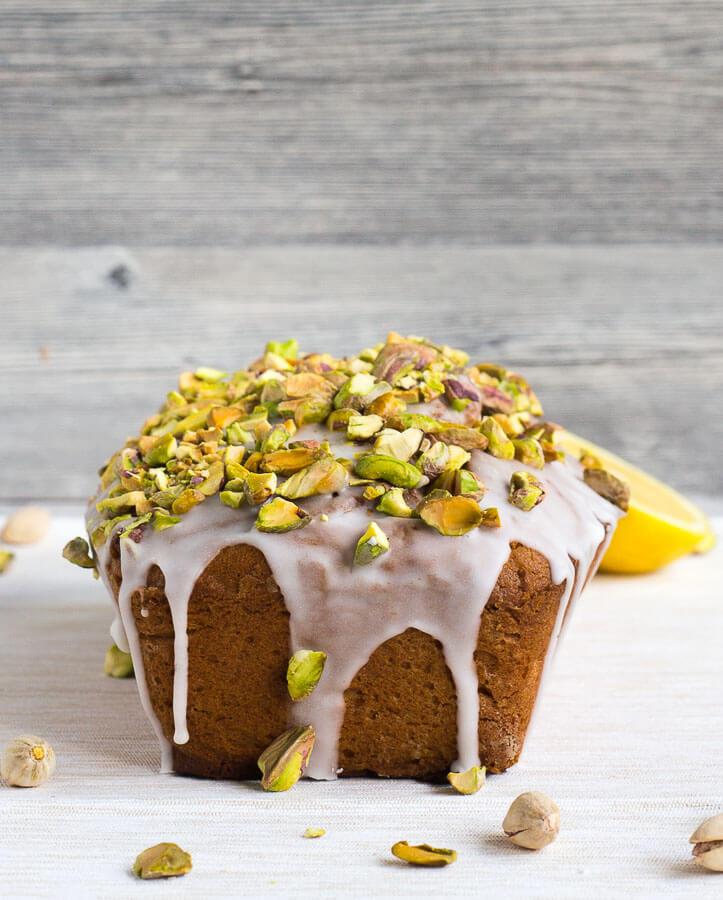 Rezeptbild: glutenfreier Avocado-Kuchen mit Pistazien-Topping