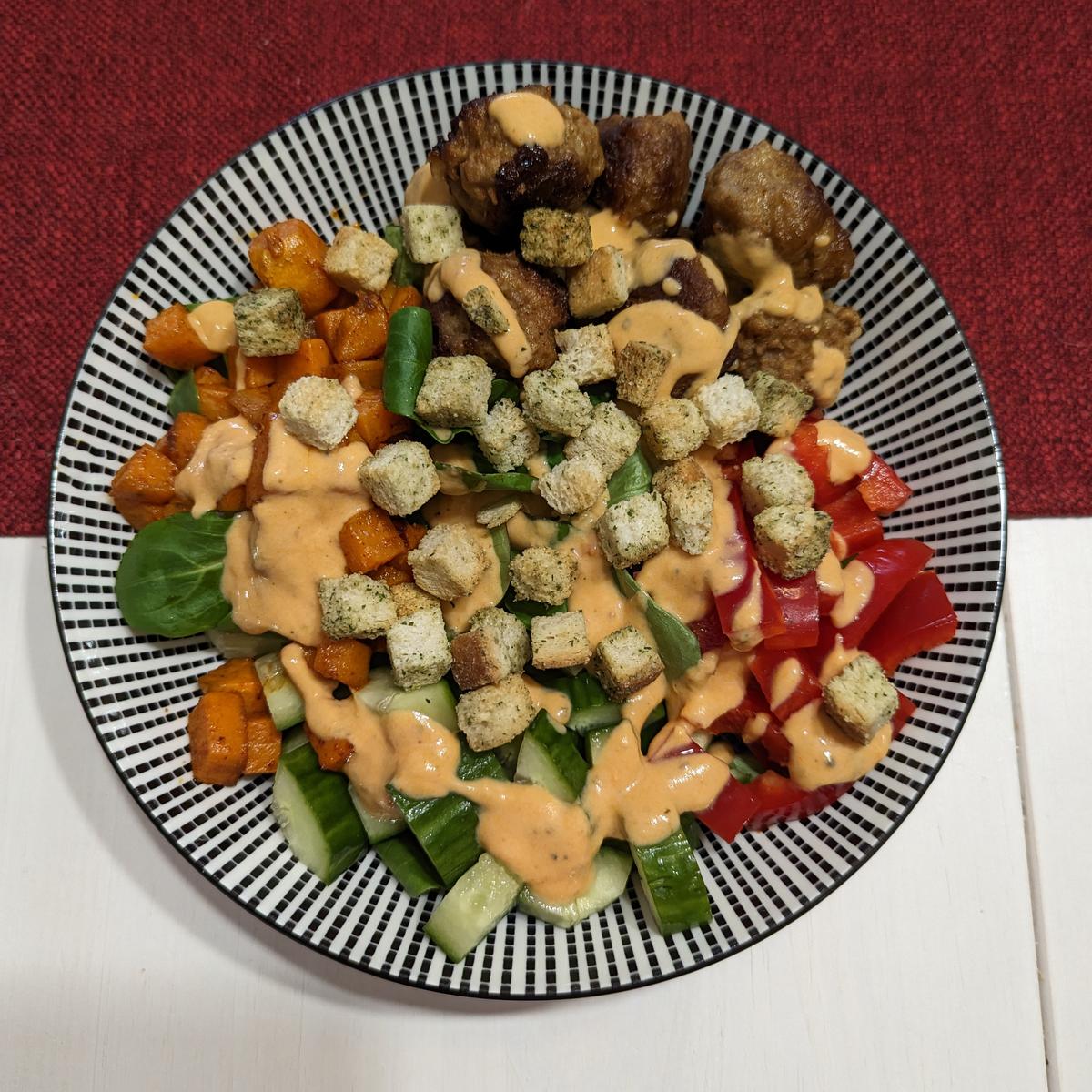 Rezeptbild: Bowl mit Süßkartoffeln und Frikadellen