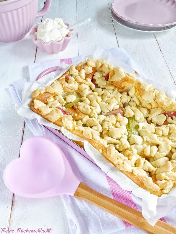 Rezeptbild: Mandel-Gries-Auflauf mit Rhabarber und Streuseln 