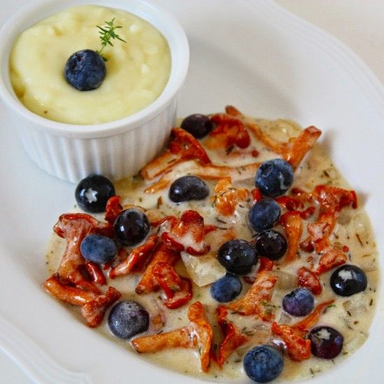 Rezeptbild: Blaubeer Pfifferlings Ragout mit Kartoffel-Kokos Püree