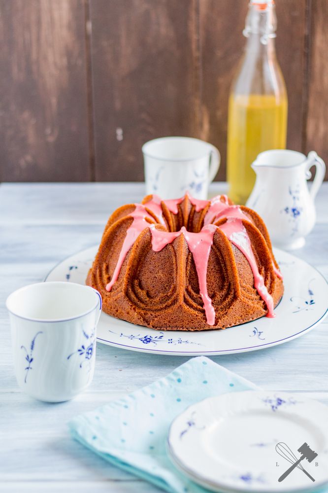 Rezeptbild: Holundergugelhupf mit Kirschglasur