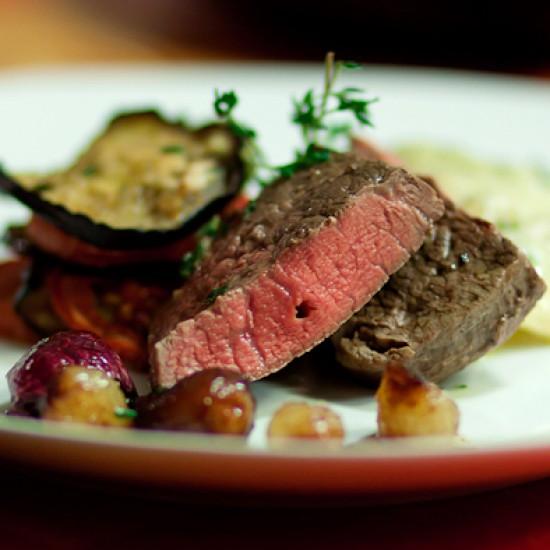 Rezeptbild: Rinderfilet mit Ratatouille-Türmchen und Café de Paris-Ravioli