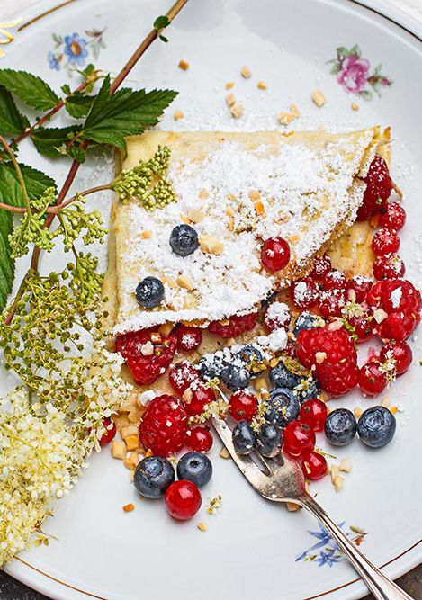Rezeptbild: Mädesüßpfannkuchen mit gemischten Beeren