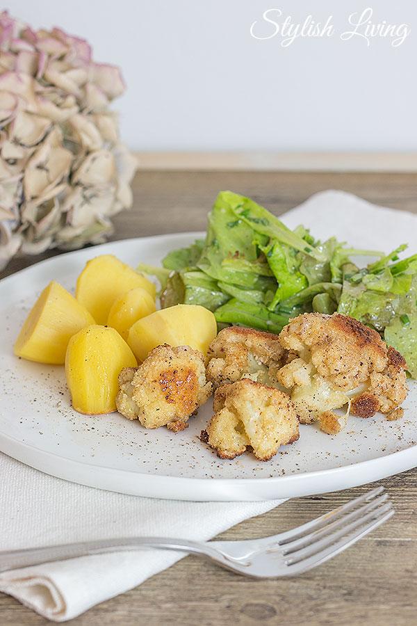 Rezeptbild: Gebratener Blumenkohl mit Kartoffeln und Salat