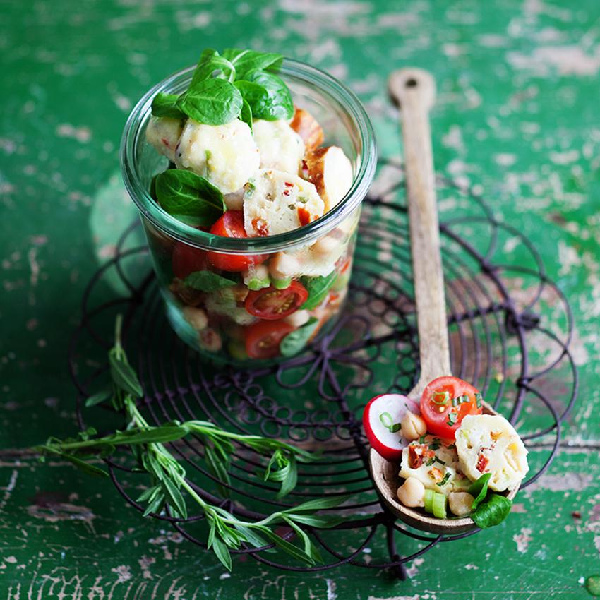 Rezeptbild: Brezel Feldsalat & mediterrane Tomaten-Kräuter Quarkklösschen