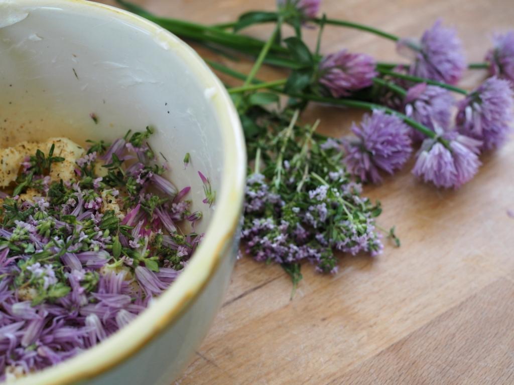 Rezeptbild: KRÄUTERBUTTER MIT SCHNITTLAUCHBLÜTEN, THYMIANBLÜTEN UND ROTKLEE