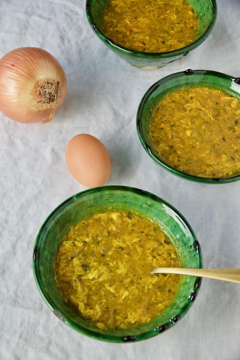Rezeptbild: Eshkeneh - Persische Zwiebelsuppe mit Eierflocken