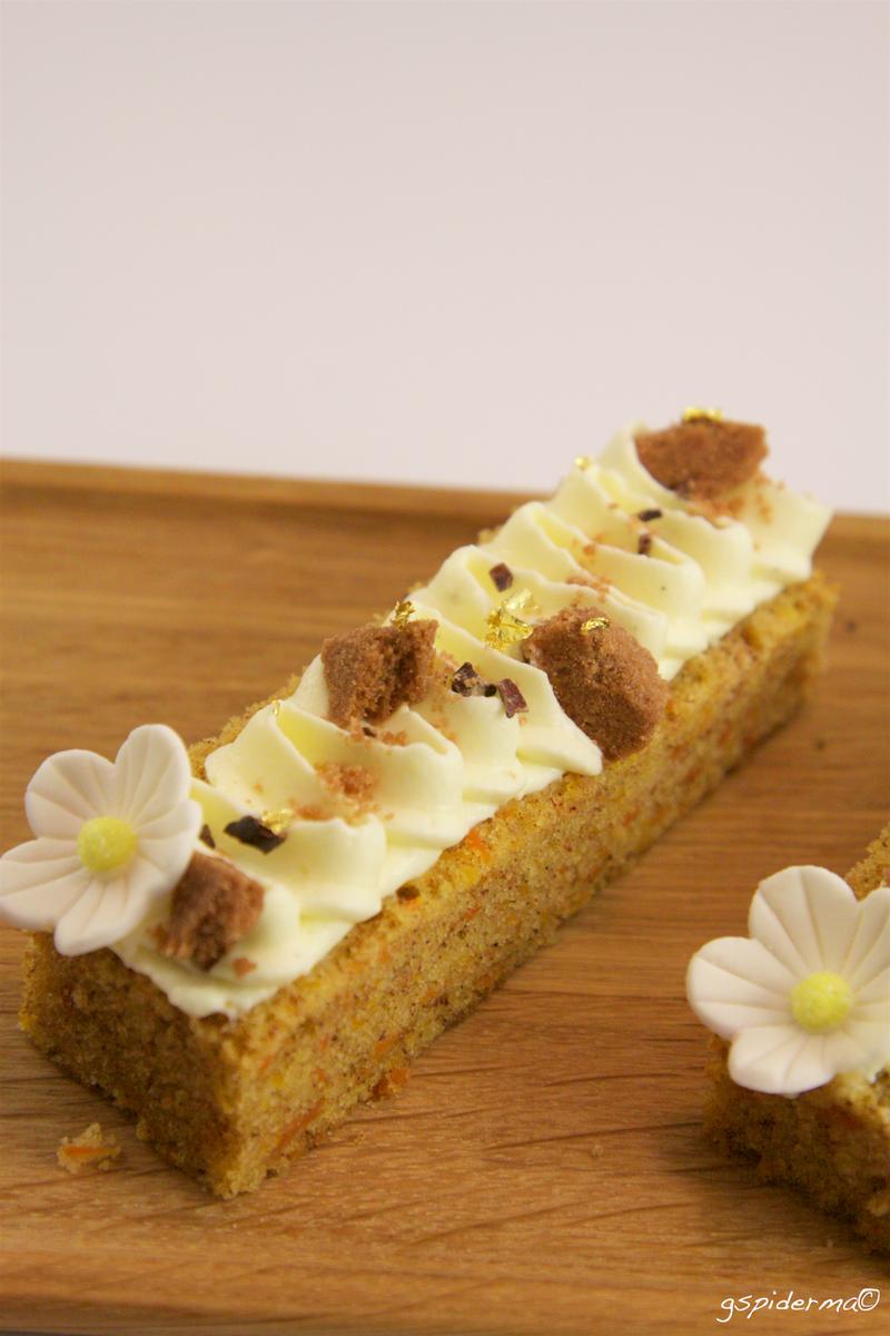 Rezeptbild: Carrot cake financiers with cream cheese frosting and chocolate crumble