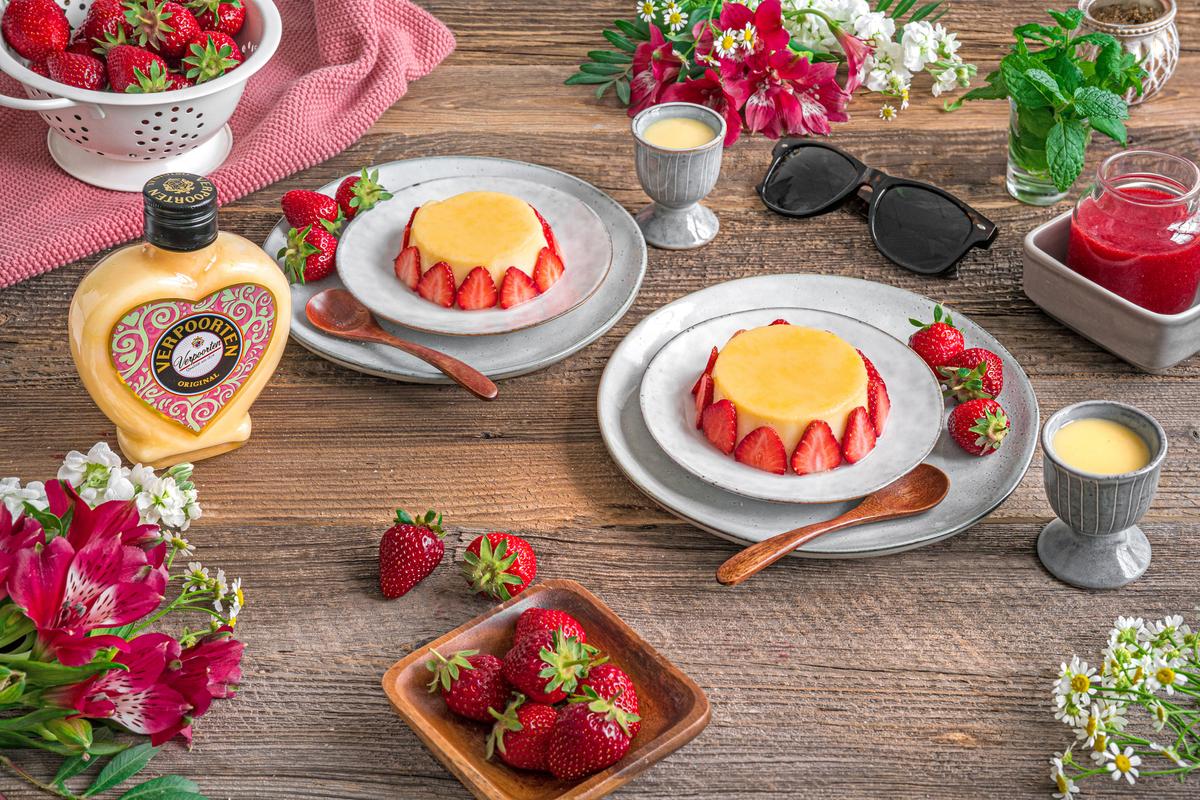 Rezeptbild: Eierlikör-Flan mit Original Eierlikör und Erdbeeren