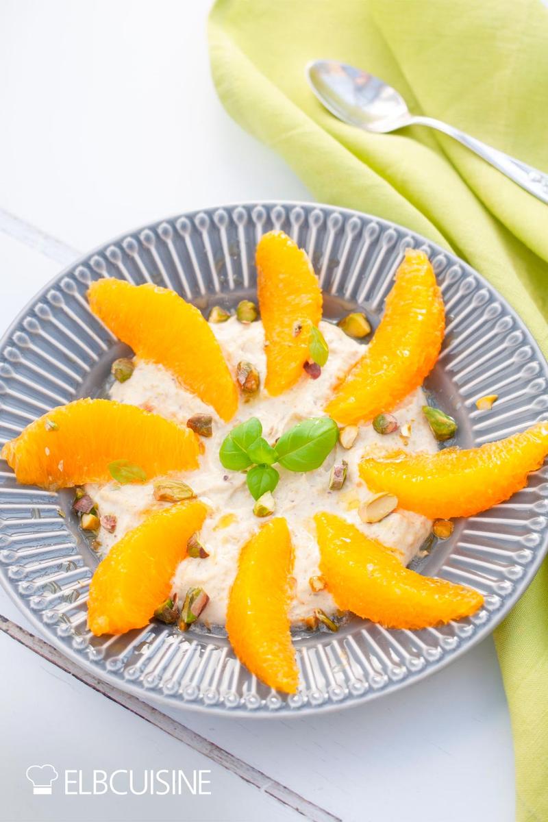 Rezeptbild: Traumhaftes Oster-Dessert – Orangenfilets mit Pistazien-Mascarpone-Creme mit Happy-Freebie zu Ostern