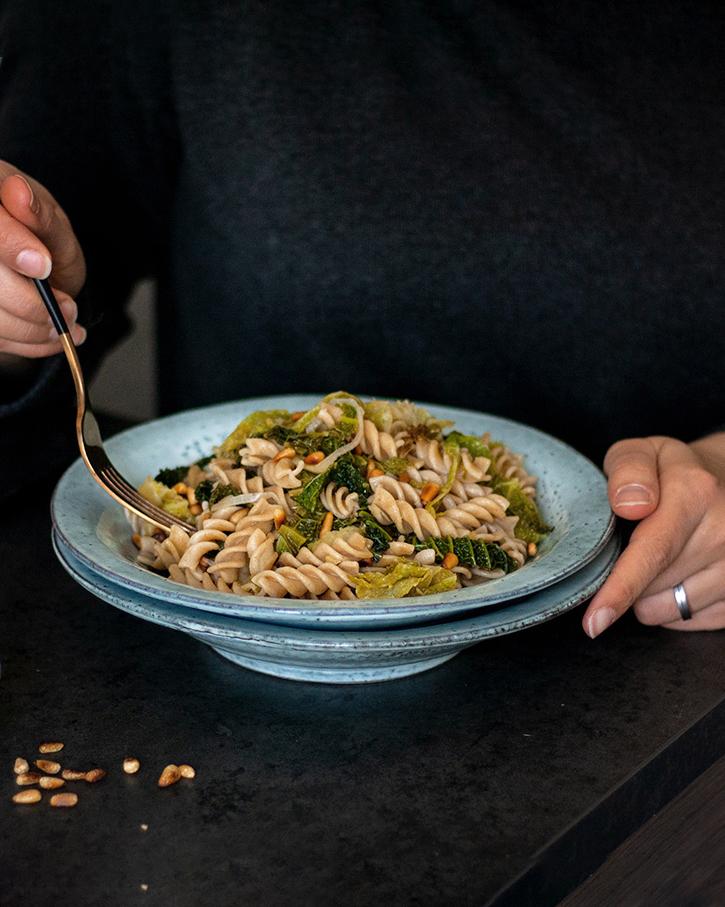 Rezeptbild: Wirsing-Apfel-Pasta mit Pinienkernen