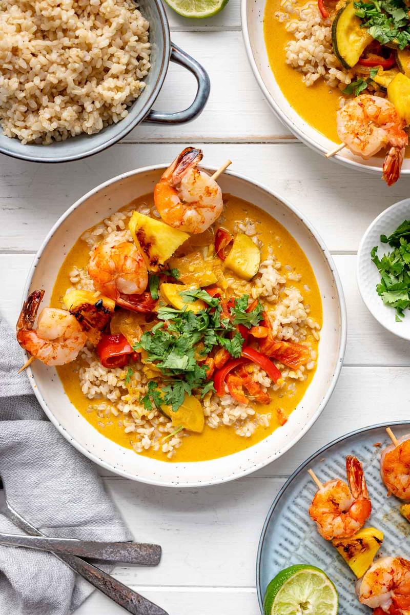 Rezeptbild: Rotes Thai Curry mit gegrillten Ananas-Garnelen Spießen