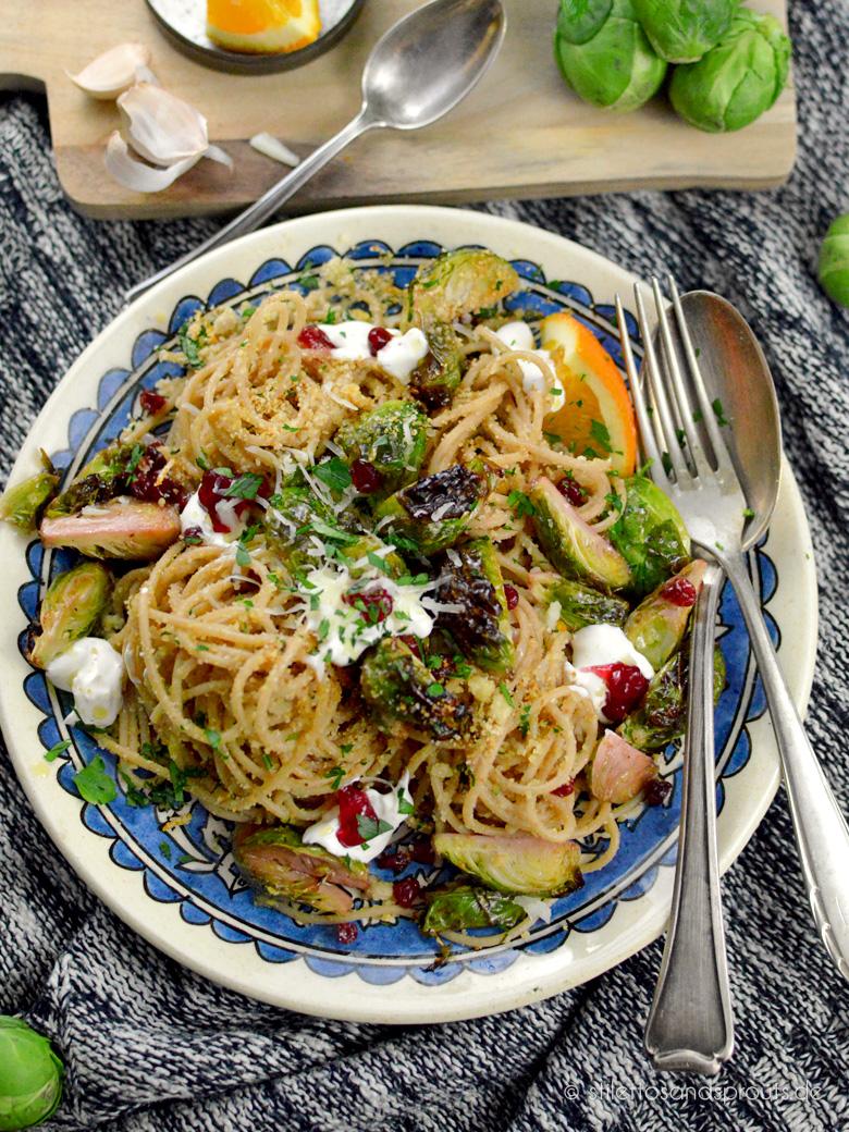 Rezeptbild: Winterliche Pasta mit geröstetem Rosenkohl, Preiselbeeren und Manchego