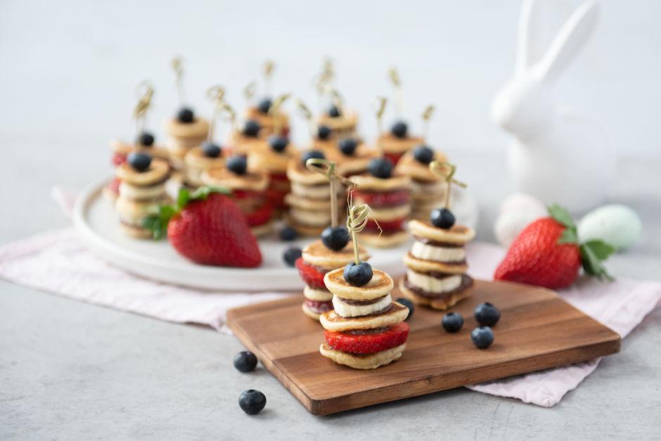 Rezeptbild: Pancake-Spieße mit Beeren und Skyrtella