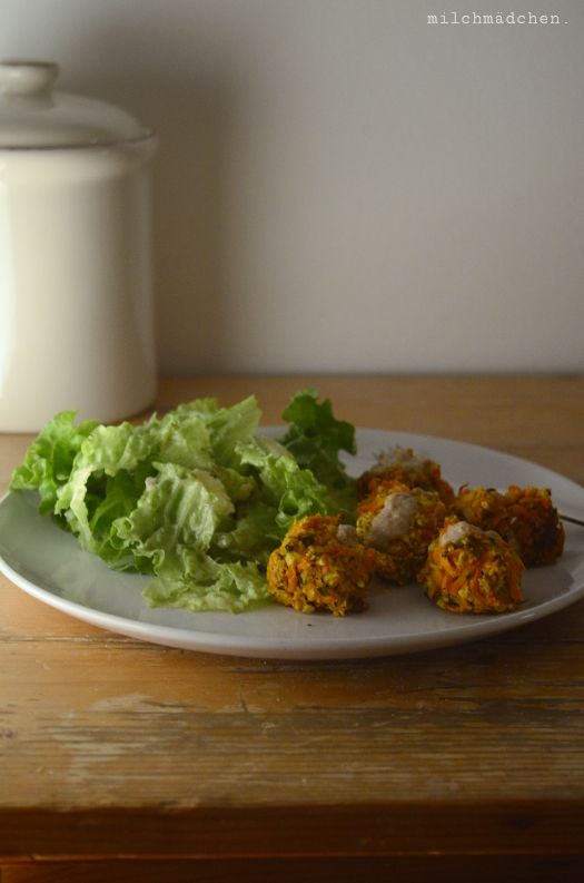 Rezeptbild: Möhrenfalafeln mit Sesamsauce und Salat