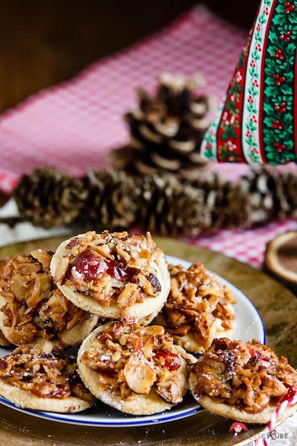 Rezeptbild: Nussige Florentiner Plätzchen mit Schokoladenfüßchen