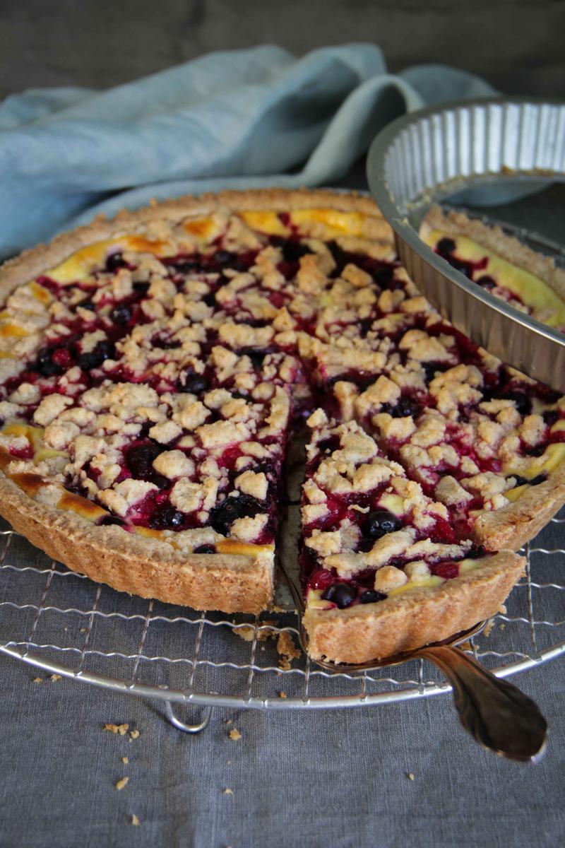 Rezeptbild: Tarte mit Beeren, Quarkcreme und Streuseln