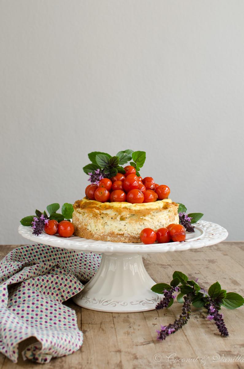 Rezeptbild: herzhafter Ziegenkäse-Cheesecake mit karamellisierten Balsamico-Tomaten
