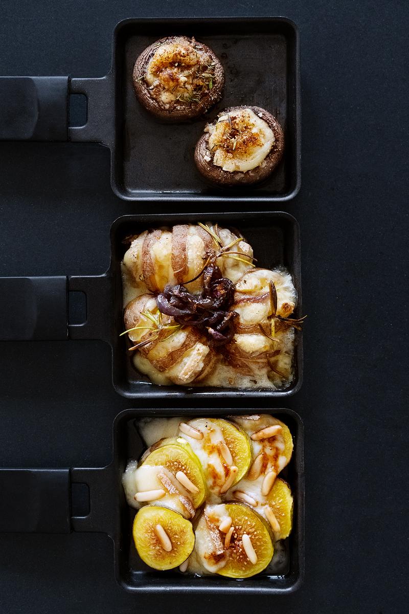 Rezeptbild: Dreimal Raclette: Hasselback-Kartoffeln, Feigen und Pinienkerne & gefüllte Pilze