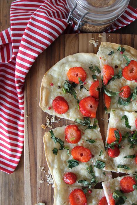 Rezeptbild: Flammkuchen mit Erdbeeren