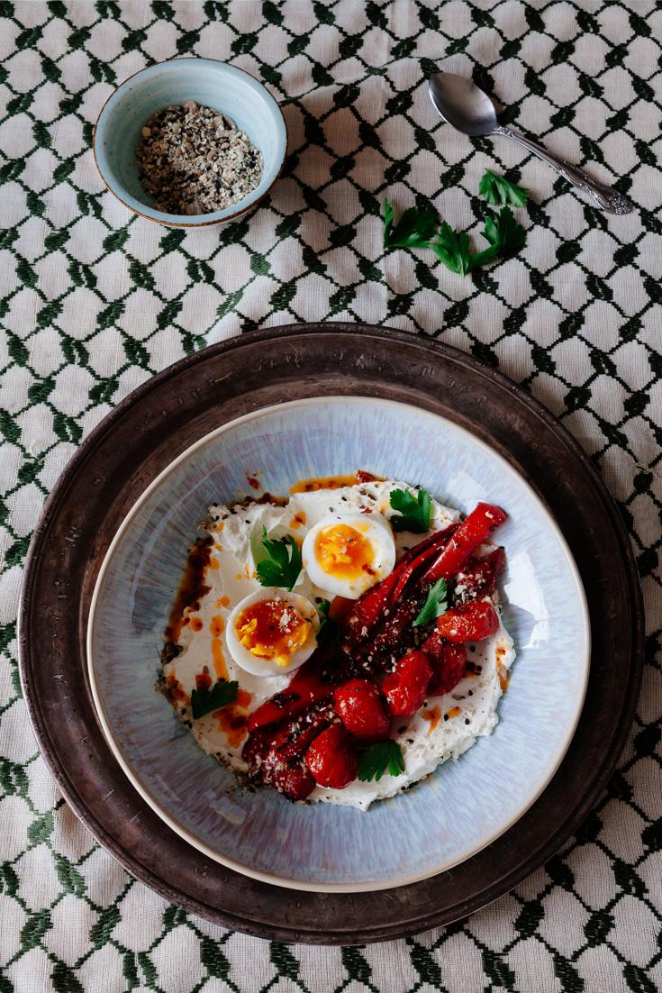 Rezeptbild: Gesundes Frühstück: Labneh mit Chili, Ei und Tomaten-Paprika-Gemüse