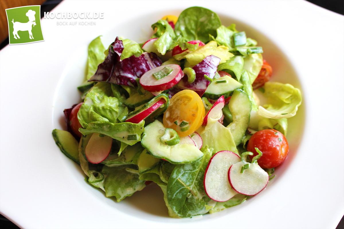 Rezeptbild: Frühlingssalat mit knackigen Radieschen an Joghurt-Dressing