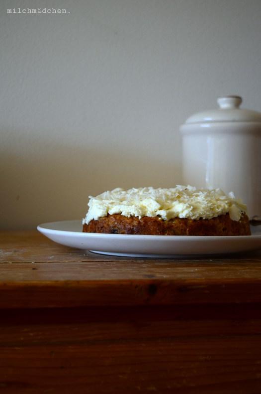 Rezeptbild: Karottenkuchen mit Kokos, Rosinen und Walnüssen
