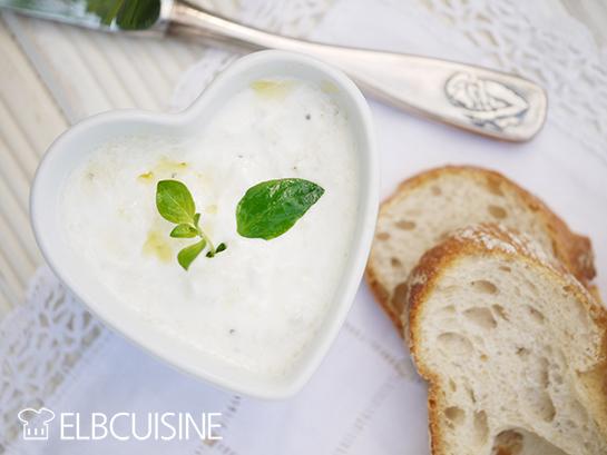 Rezeptbild: Dippen ist angesagt – Auberginen im weißen cremigen Gewand, mit 3 Zutaten zur leckeren Vorspeise aus Gemüse